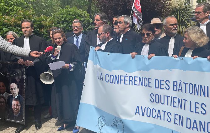 Au rassemblement des barreaux à Paris en soutien à la contestation tunisienne,  « les avocats ne se laissent pas intimider »